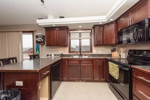 1259 6th St E, Dickinson, ND 58601 photo 5