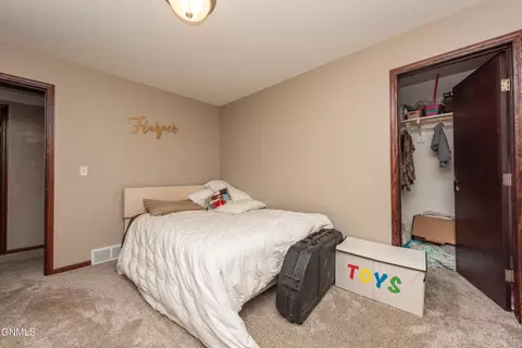 1259 6th St E, Dickinson, ND 58601 photo 32