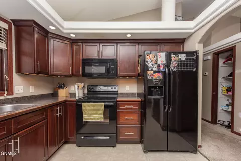 1259 6th St E, Dickinson, ND 58601 photo 8