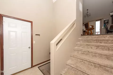 1259 6th St E, Dickinson, ND 58601 photo 2
