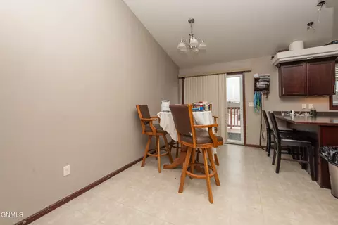 1259 6th St E, Dickinson, ND 58601 photo 3