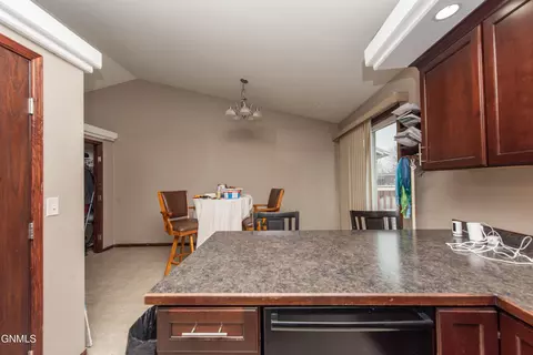 1259 6th St E, Dickinson, ND 58601 photo 7