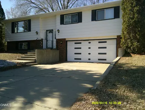 225 Sheila Dr, Beulah, ND 58523