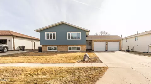 525 N 33rd St, Bismarck, ND 58501