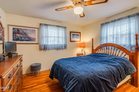 Bedroom - 331 Shady Ln, Bismarck, ND 58501 photo 3 of 6