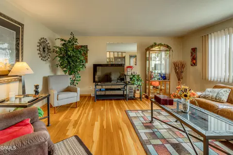 Living - 331 Shady Ln, Bismarck, ND 58501 photo 2 of 9