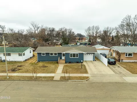 View/Area - 331 Shady Ln, Bismarck, ND 58501 photo 1 of 10