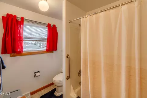Bath - 331 Shady Ln, Bismarck, ND 58501 photo 2 of 8