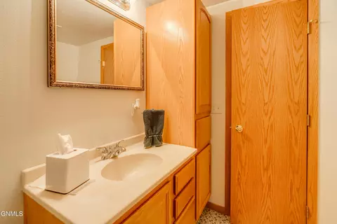 Bath - 331 Shady Ln, Bismarck, ND 58501 photo 7 of 8