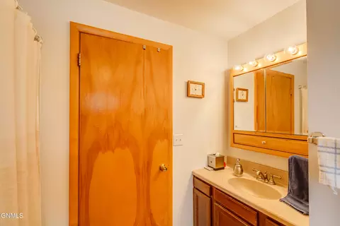 Bath - 331 Shady Ln, Bismarck, ND 58501 photo 3 of 8