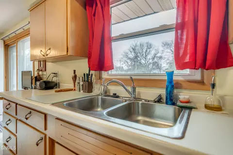 Kitchen - 331 Shady Ln, Bismarck, ND 58501 photo 4 of 6