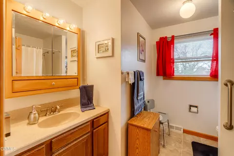 Bath - 331 Shady Ln, Bismarck, ND 58501 photo 1 of 8