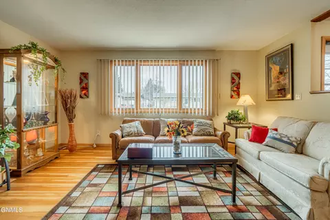 Living - 331 Shady Ln, Bismarck, ND 58501 photo 3 of 9