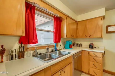 Kitchen - 331 Shady Ln, Bismarck, ND 58501 photo 2 of 6