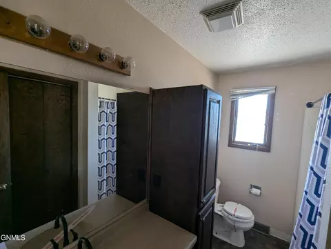 Bath - 709 Johns Dr, Mandan, ND 58554 photo 2 of 2