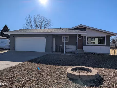 709 Johns Dr, Mandan, ND 58554