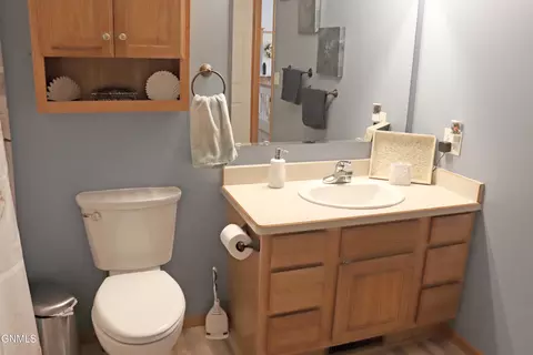 Bath - 4395 Pinewood Loop, Bismarck, ND 58504 photo 2 of 5