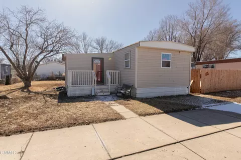 707 3rd St SE, Mandan, ND 58554 photo 1