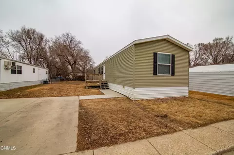 114 Coyote St W, Mandan, ND 58554