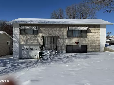 101 6th St SE, Watford City, ND 58854