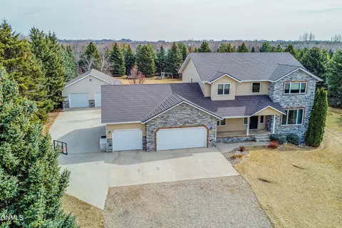 7903 27th St NE, Bismarck, ND 58503