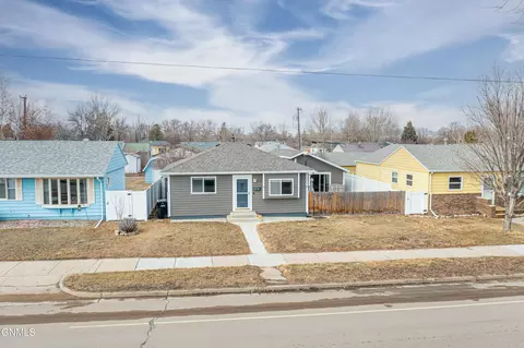 616 18th St W, Williston, ND 58801 photo 3