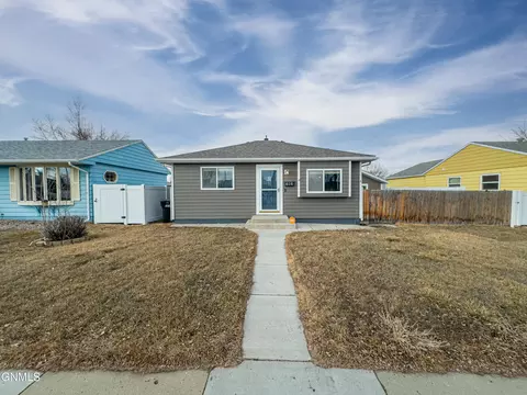 616 18th St W, Williston, ND 58801 photo 2