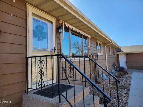 106 E Brandon Dr, Bismarck, ND 58503 photo 4
