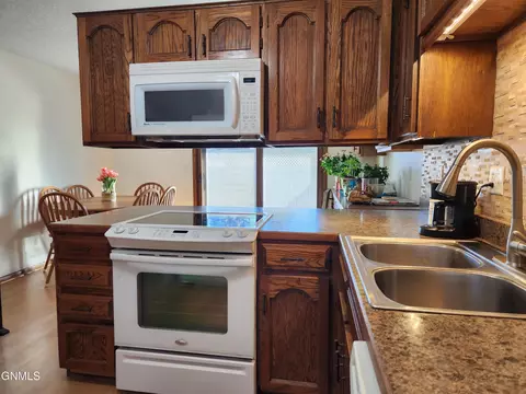 106 E Brandon Dr, Bismarck, ND 58503 photo 6