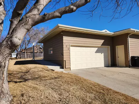 106 E Brandon Dr, Bismarck, ND 58503 photo 2