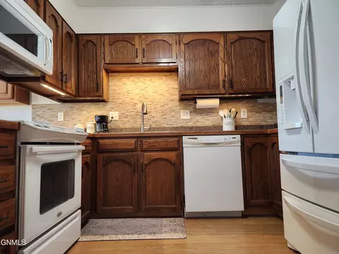 106 E Brandon Dr, Bismarck, ND 58503 photo 7