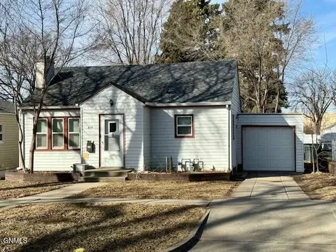 810 10th St N, Bismarck, ND 58501