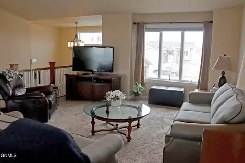 4527 Normandy St, Bismarck, ND 58503 photo 4