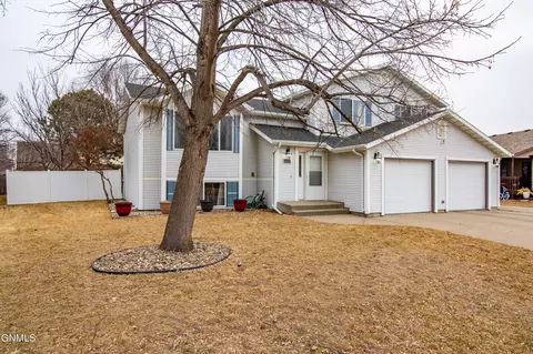 Exterior - 185 Stuttgart Dr, Bismarck, ND 58504 photo 3 of 8