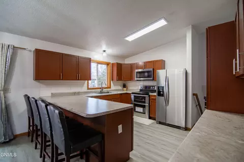 Kitchen - 185 Stuttgart Dr, Bismarck, ND 58504 photo 2 of 6