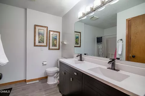 Bath - 185 Stuttgart Dr, Bismarck, ND 58504 photo 2 of 4