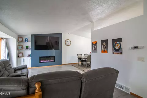 Living - 185 Stuttgart Dr, Bismarck, ND 58504 photo 2 of 5