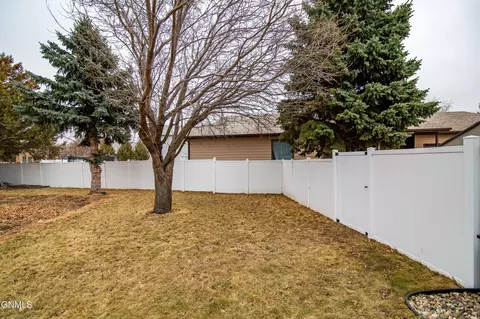 Exterior - 185 Stuttgart Dr, Bismarck, ND 58504 photo 8 of 8
