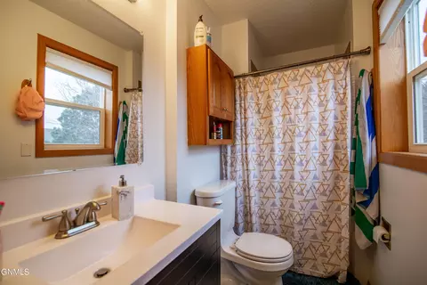 Bath - 185 Stuttgart Dr, Bismarck, ND 58504 photo 1 of 4
