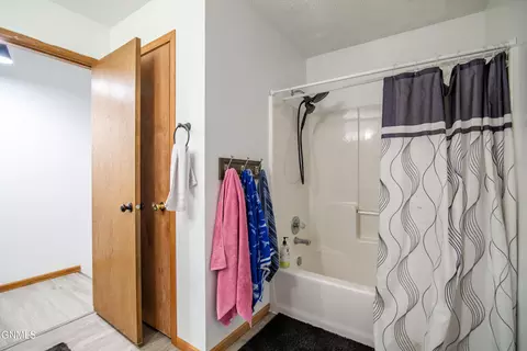 Bath - 185 Stuttgart Dr, Bismarck, ND 58504 photo 3 of 4