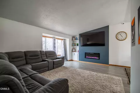 Living - 185 Stuttgart Dr, Bismarck, ND 58504 photo 3 of 5
