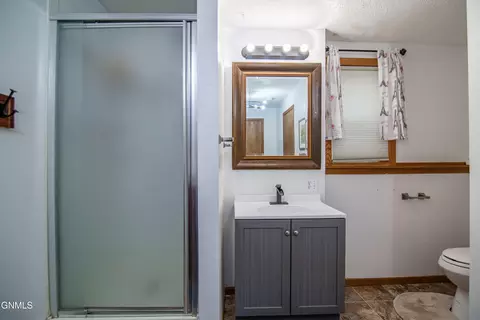Bath - 185 Stuttgart Dr, Bismarck, ND 58504 photo 4 of 4