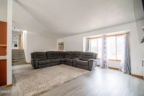Living - 185 Stuttgart Dr, Bismarck, ND 58504 photo 4 of 5