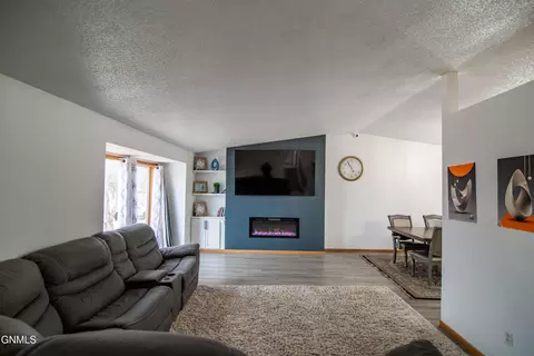 Living - 185 Stuttgart Dr, Bismarck, ND 58504 photo 1 of 5