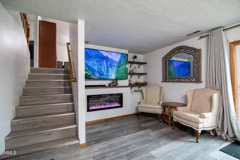 Living - 185 Stuttgart Dr, Bismarck, ND 58504 photo 5 of 5