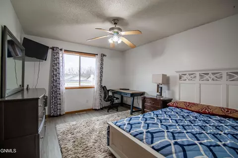 Bedroom - 185 Stuttgart Dr, Bismarck, ND 58504 photo 4 of 11