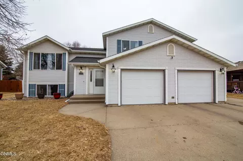 Exterior - 185 Stuttgart Dr, Bismarck, ND 58504 photo 2 of 8