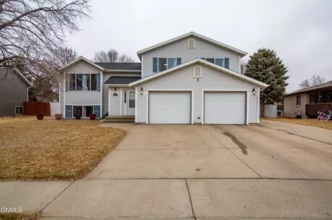 185 Stuttgart Dr, Bismarck, ND 58504