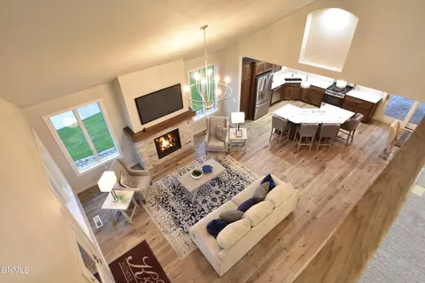 Living - 927 Cornerstone Ln, Bismarck, ND 58503 photo 3 of 3