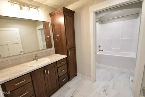Bath - 927 Cornerstone Ln, Bismarck, ND 58503 photo 4 of 5